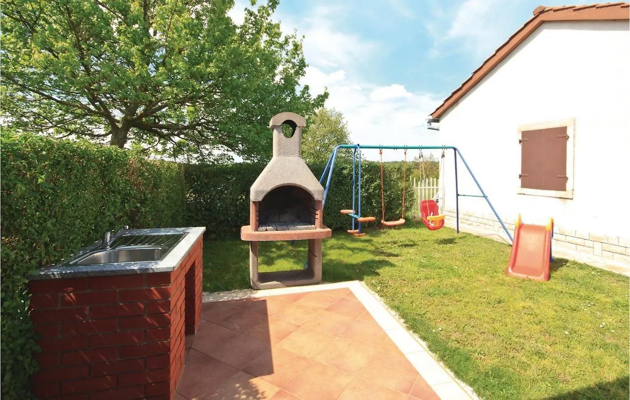 Lovely Home In Hrboki With Kitchen Ferienhaus