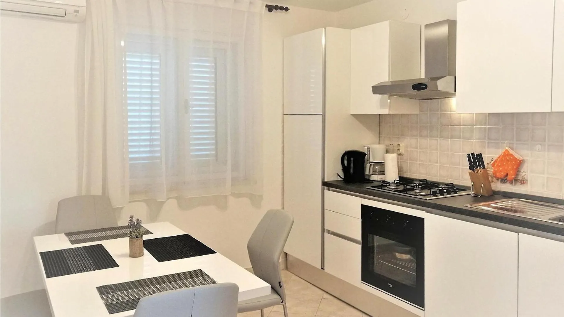 Lovely Home In Hrboki With Kitchen Дом отдыха